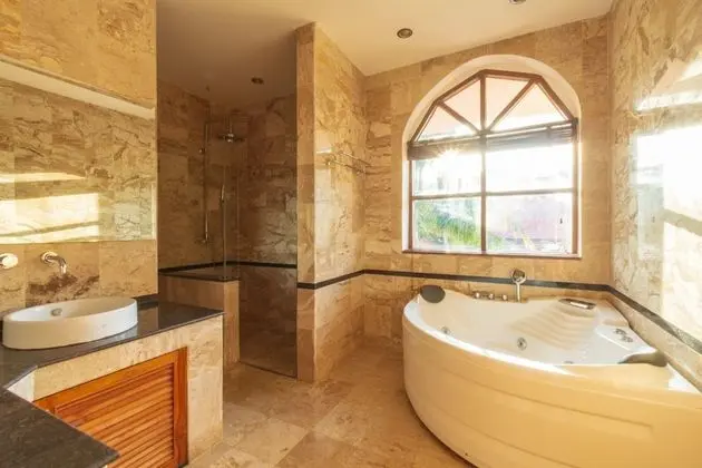 4 Bedrooms Villa
