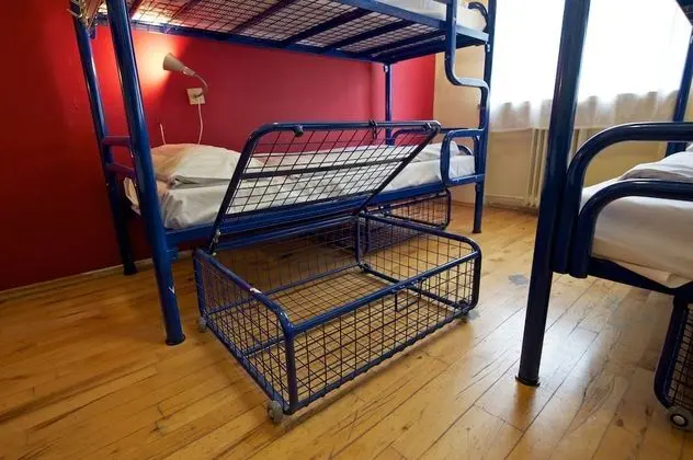 Ortak Ranzalı Oda, Ortak Banyo (A bed in a eight-bed room)