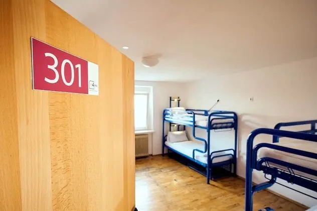 Ortak Ranzalı Oda, Ortak Banyo (A bed in a eight-bed room)
