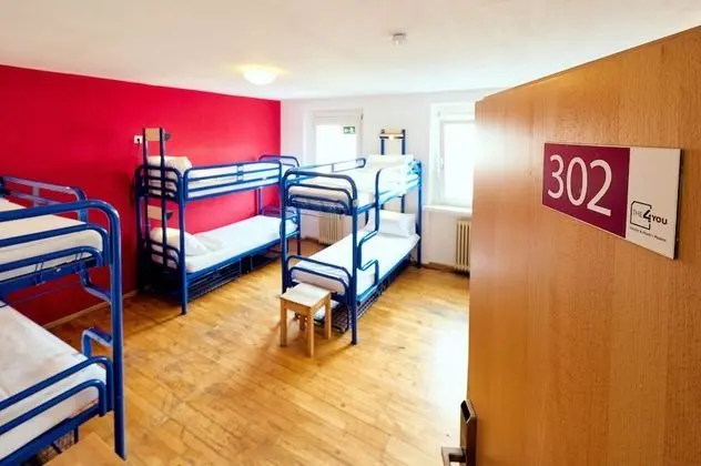 Ortak Ranzalı Oda, Ortak Banyo (A bed in a eight-bed room)