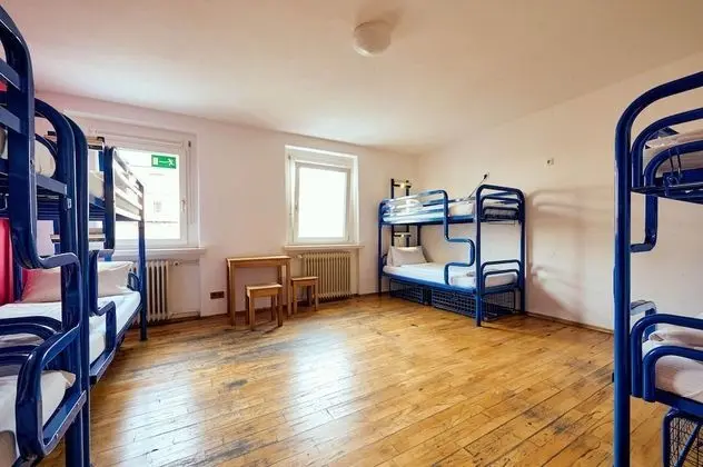 Ortak Ranzalı Oda, Ortak Banyo (A bed in a eight-bed room)