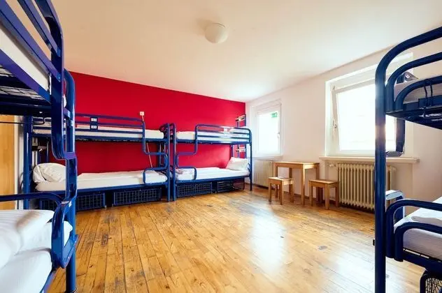 Ortak Ranzalı Oda, Ortak Banyo (A bed in a eight-bed room)