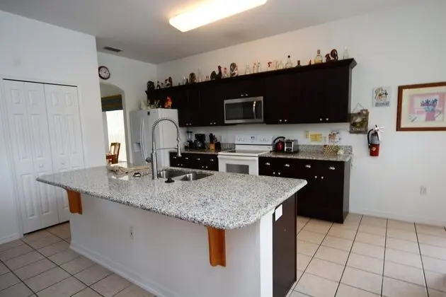 Ev (4648 5- Bdrm's*Lake View*S Facing Poo)