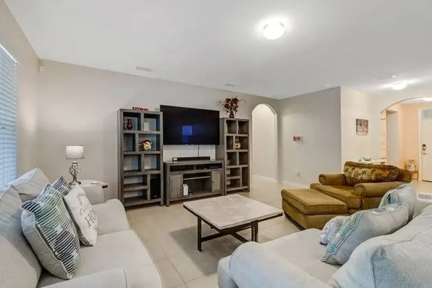 Ev (4831 SW 18th Ave)