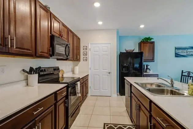 Ev (4831 SW 18th Ave)