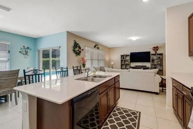 Ev (4831 SW 18th Ave)