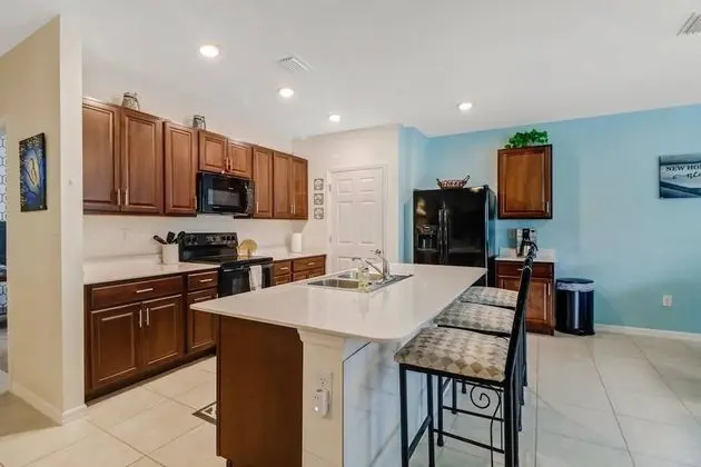 Ev (4831 SW 18th Ave)