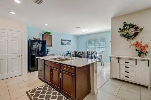Ev (4831 SW 18th Ave)