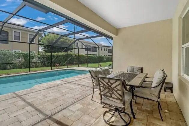 Ev (4831 SW 18th Ave)