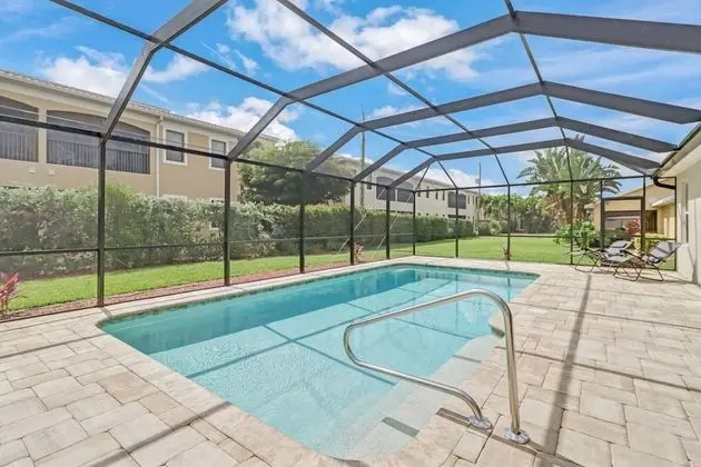 Ev (4831 SW 18th Ave)
