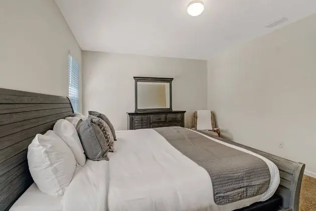 Ev (4831 SW 18th Ave)