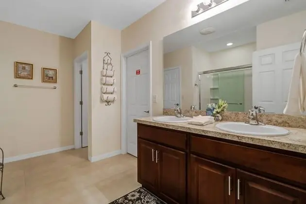 Ev (4831 SW 18th Ave)