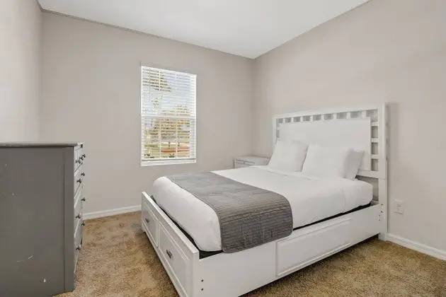 Ev (4831 SW 18th Ave)