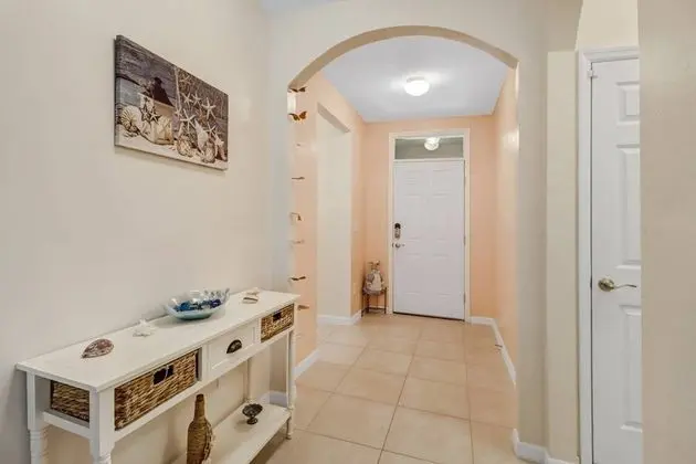 Ev (4831 SW 18th Ave)