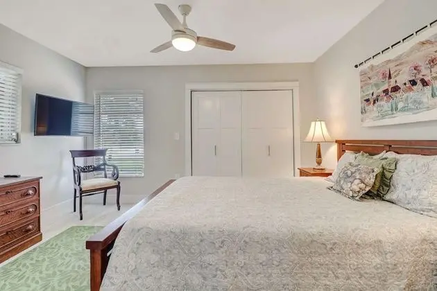 Villa (4836/4838 Esplanade St A)