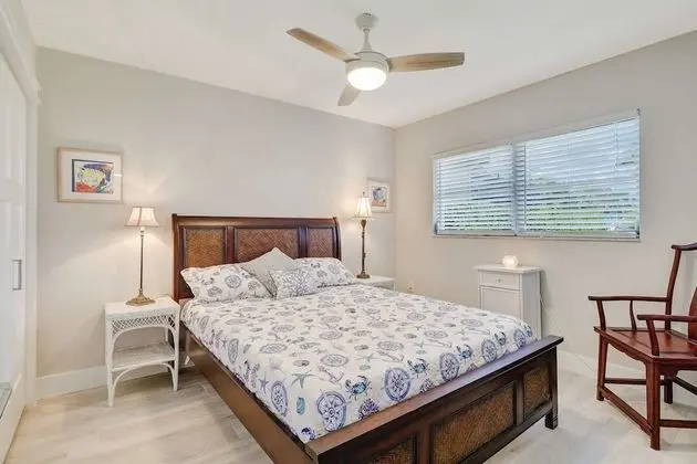 Villa (4836/4838 Esplanade St A)