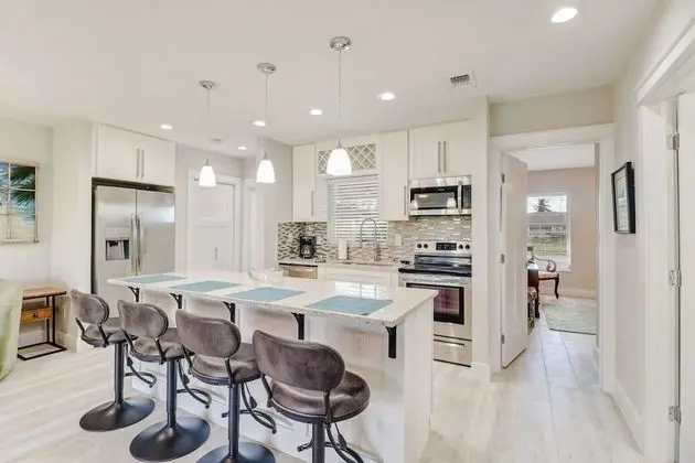 Villa (4836/4838 Esplanade St A)