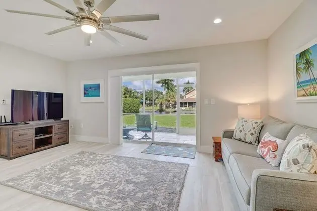 Villa (4836/4838 Esplanade St A)