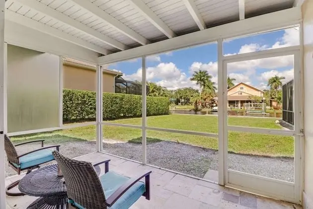 Villa (4836/4838 Esplanade St A)