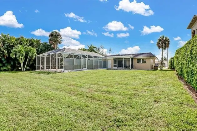 Villa (4836/4838 Esplanade St A)