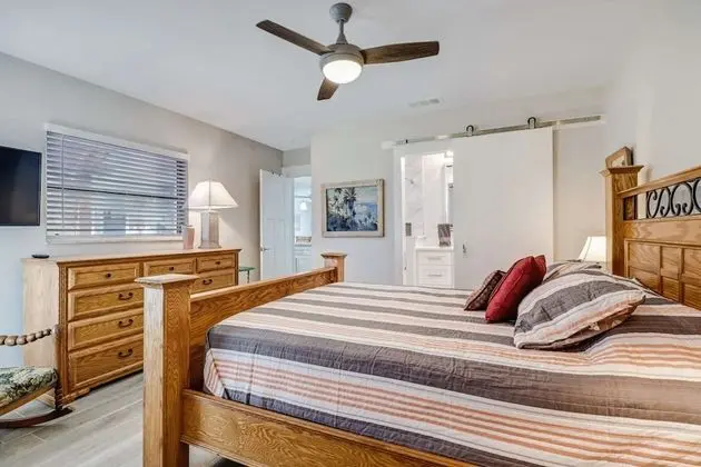 Villa (4836/4838 Esplanade St B-Pool)