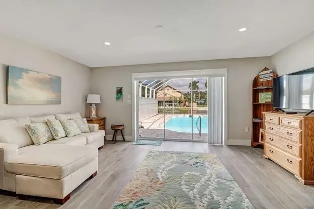 Villa (4836/4838 Esplanade St B-Pool)
