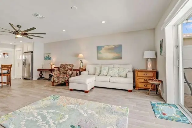 Villa (4836/4838 Esplanade St B-Pool)