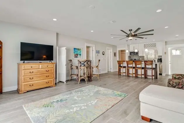 Villa (4836/4838 Esplanade St B-Pool)