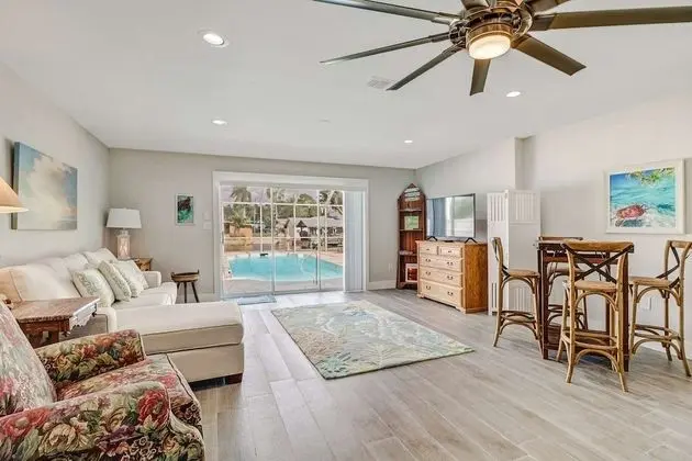Villa (4836/4838 Esplanade St B-Pool)