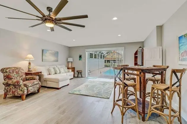 Villa (4836/4838 Esplanade St B-Pool)