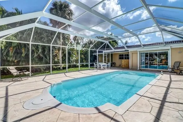Villa (4836/4838 Esplanade St B-Pool)