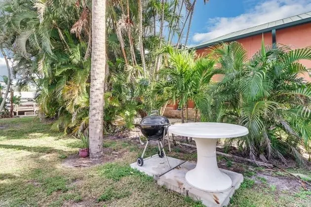 Villa (4836/4838 Esplanade St B-Pool)