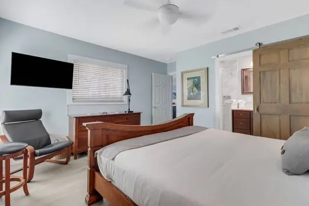 Villa (4836/4838 Esplanade St B-Pool)
