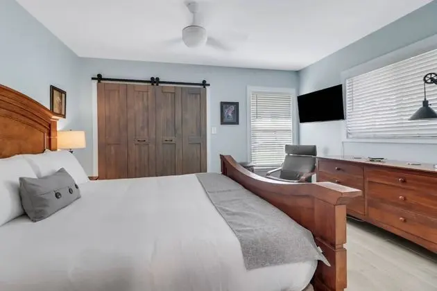 Villa (4836/4838 Esplanade St B-Pool)