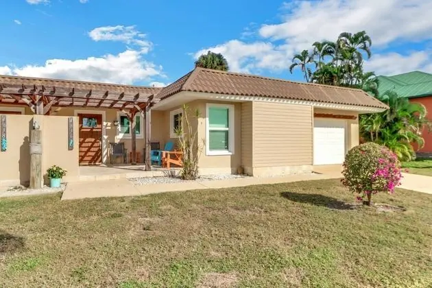 Villa (4836/4838 Esplanade St B-Pool)