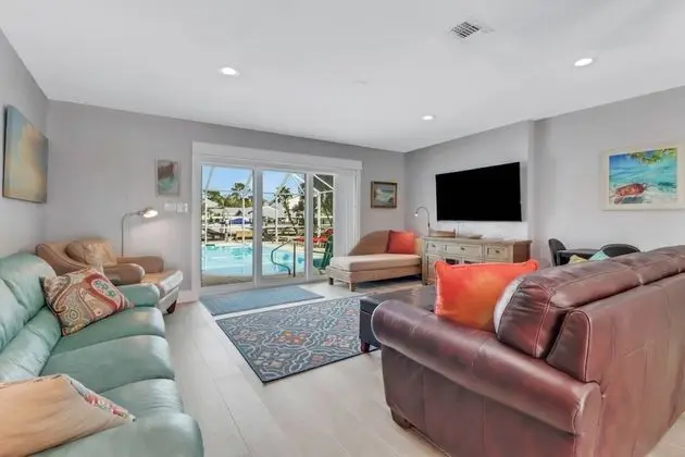 Villa (4836/4838 Esplanade St B-Pool)