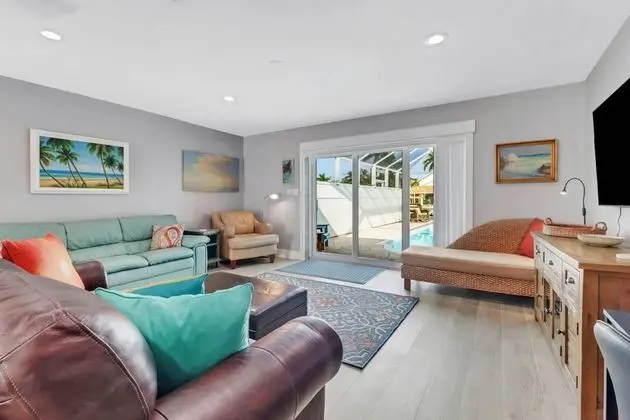 Villa (4836/4838 Esplanade St B-Pool)