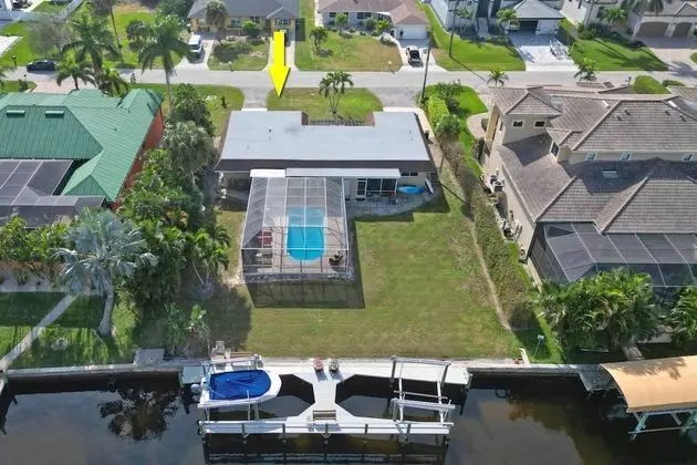 Villa (4836/4838 Esplanade St B-Pool)