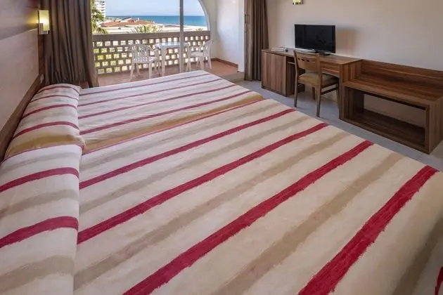 Üç Kişilik Oda, Balkon, Kısmi Deniz Manzaralı (3 adultos)