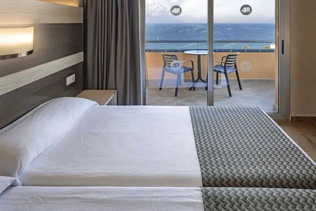 Dört Kişilik Oda, Balkon, Deniz Manzaralı (2 adults + 2 children)