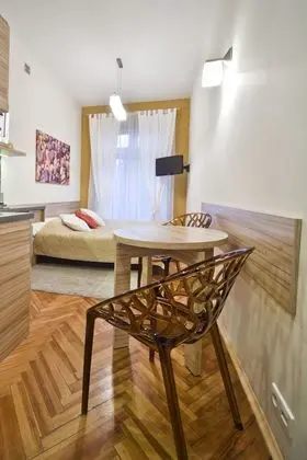 Economy Stüdyo, Balkon