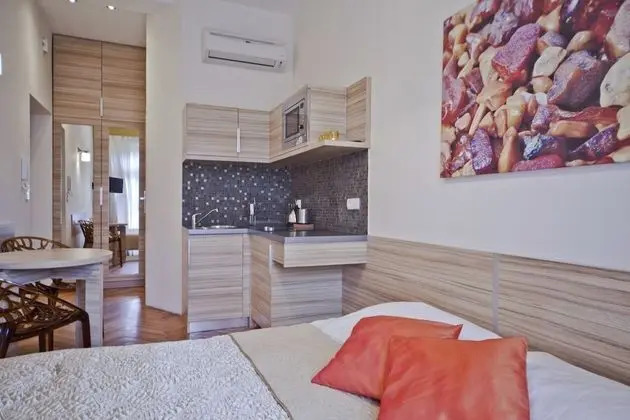 Economy Stüdyo, Balkon