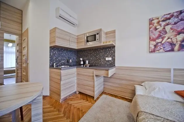 Economy Stüdyo, Balkon