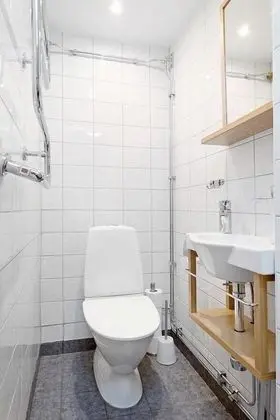 İki Ayrı Yataklı Oda, Ortak Banyo
