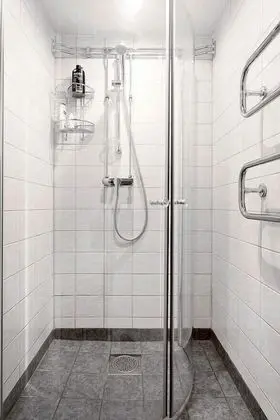 İki Ayrı Yataklı Oda, Ortak Banyo