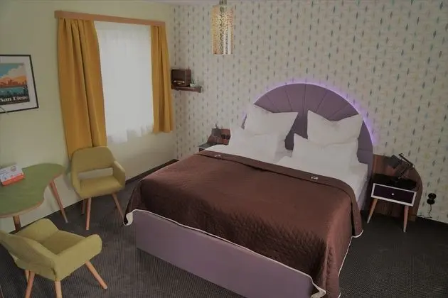 Tek Büyük Yataklı Oda (Motel Room)