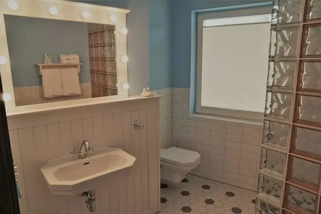 Tek Büyük Yataklı Oda (Motel Room)