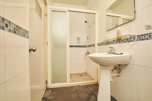Junior Oda, 1 Büyük (Queen) Boy Yatak, Ortak Banyo