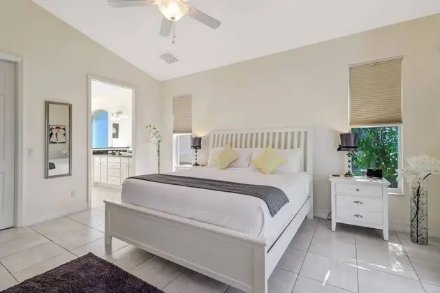 Ev (536 SE 33rd St)