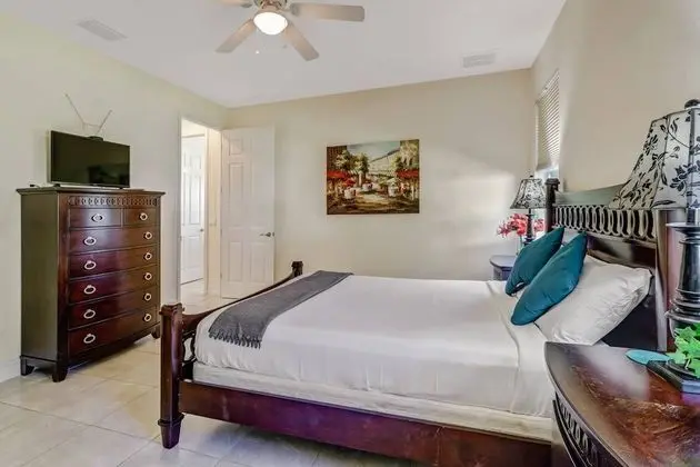 Ev (536 SE 33rd St)